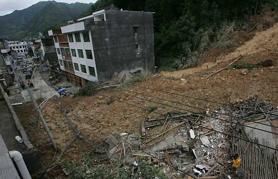 Los sepultados en Taiw&aacute;n viven