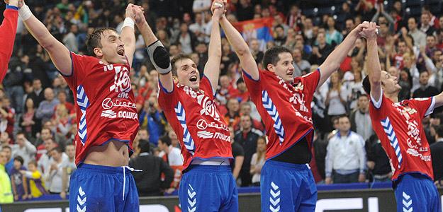 La selecci&oacute;n serbia celebra su pase a semifinales del Europeo.