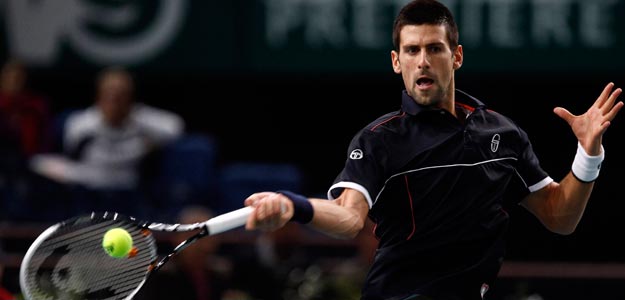Djokovic devuelve una bola a su compatriota Troicki en partido de octavos
