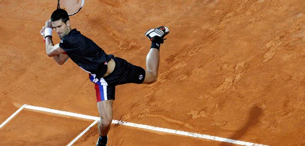 El serbio Novak Djokovic devuelve una pelota al suizo Roger Federer