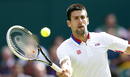 El serbio Novak Djokovic durante el partido que disput&oacute; contra el franc&eacute;s Jo-Wilfried Tsonga en la sexta jornada de tenis de los juegos ol&iacute;mpicos de Londres 2012 , disputado hoy Wimbledon. Djokovic gan&oacute; por el resultado de 6-1 y 7-5.