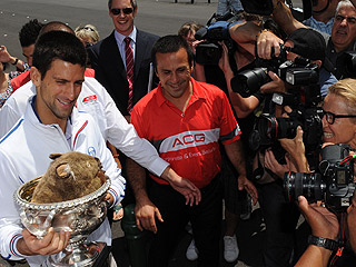 Ver v&iacute;deo  'El serbio pos&oacute; con el trofeo de ganador conseguido en el Open de Australia 2012.'