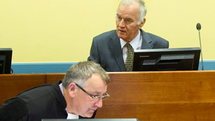 Ver v&iacute;deo  'El serbio Ratko Mladic se sienta por fin en el banquillo del Tribunal para la antigua Yugoslavia'
