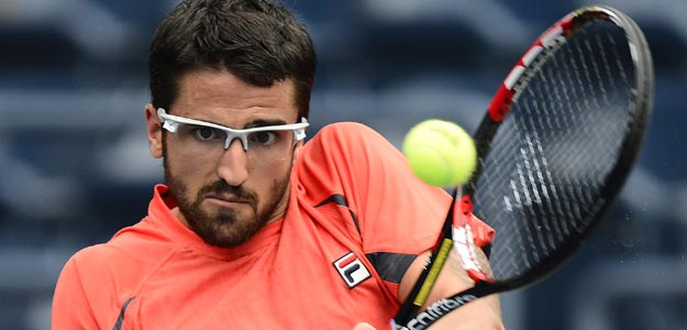 El serbio Tipsarevic devuelve la bola al alem&aacute;n Kohlschreiber en el US Open