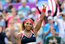 Serena Williams saluda tras su victoria en cuartos de Londres 2012