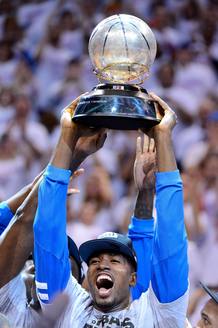 Serge Ibaka levanta la copa que acredita a los Oklahoma City Thunder como campeones de la Conferencia Oeste de la NBA.