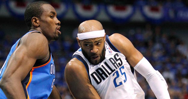 Serge Ibaka, de los Thunder, intenta frenar el juego en manos de Vince Carter, de los Mavericks. Serge Ibaka, de los Thunder, intenta frenar el juego en manos de Vince Carter, de los Mavericks.