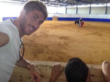 Sergio Ramos disfruta de sus vacaciones y nos muestra a través de su cuenta de twitter una foto con su gran pasión; los toros. Sergio Ramos disfruta de sus vacaciones y nos muestra a través de su cuenta de twitter una foto con su gran pasión; los toros.