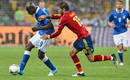 Sergio Ramos lucha un bal&oacute;n con Mario Balotelli