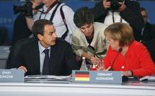 El presidente del Gobierno, Jos&eacute; Luis Rodr&iacute;guez Zapatero, conversa con la canciller alemana, Angela Merkel, durante la sesi&oacute;n plenaria de la cumbre del G-20 en Toronto, Canad&aacute;