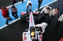 Los mec&aacute;nicos de McLaren cuidan el coche de Hamilton antes de salir al circuito