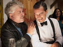 En el set de 'La piel que habito' (2011). Pedro Almod&oacute;var y Antonio Banderas. Foto: Jos&eacute; Haro &copy; El Deseo