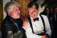 En el set de 'La piel que habito' (2011). Pedro Almod&oacute;var y Antonio Banderas. Foto: Jos&eacute; Haro &copy; El Deseo.