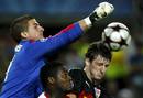 El portero del Sevilla Javi Varas despeja un bal&oacute;n.
