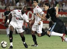 Kak&agrave; pelea un bal&oacute;n con Zokora ante la vigilancia de Renato.