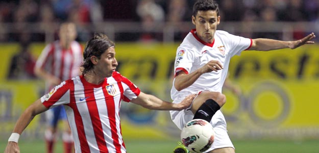 El delantero del Sevilla CF, Jesús Navas (d), lucha el balón con el brasileño Filipe Luis El delantero del Sevilla CF, Jesús Navas (d), lucha el balón con el brasileño Filipe Luis