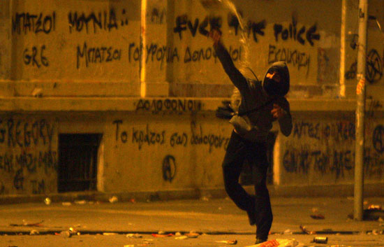 Sexta noche de enfrentamientos en Atenas