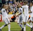 Benzema, celebra con sus compa&ntilde;eros Michel Salgado.