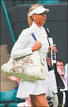 Sharapova hace su primera aparici&oacute;n en Wimbledon con su gran bolso y su chaqueta con corte militar.