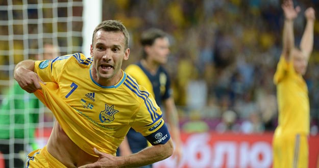 Shevchenko, delantero de Ucrania, celebra su segundo gol ante Suecia