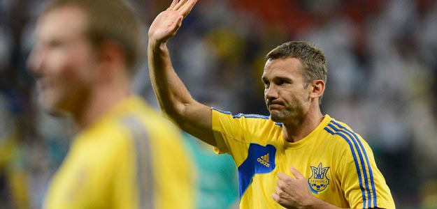 Shevchenko saluda a un grupo de aficionados en el calentamiento previo al partido contra Inglaterra Shevchenko saluda a un grupo de aficionados en el calentamiento previo al partido contra Inglaterra
