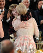 Shirley MacLaine abraza cari&ntilde;osamente a Meryl Streep.