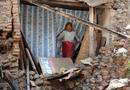 Shuvadra Pathi, vecina de Katmand&uacute;, observa una casa que se ha venido abajo con el temblor en la capital de Nepal