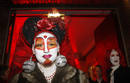 Una drag queen posa en Berl&iacute;n en la recepci&oacute;n de la Asociaci&oacute;n Alemana contra el Sida.
