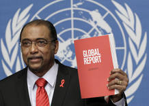 Michel Sidib&eacute;, director ejecutivo de ONUSIDA, con el informe