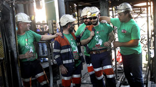 Ver v&iacute;deo  'Siete mineros abandonan los encierros despu&eacute;s de 50 d&iacute;as y otros diez toman el relevo'
