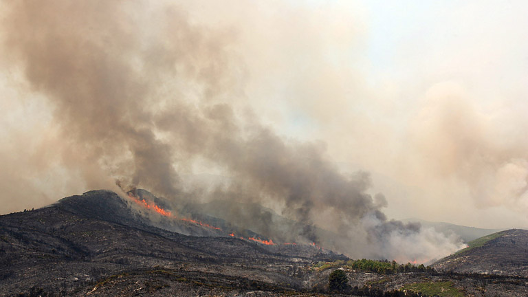 El fuego convierte en cenizas 3.000 hect&aacute;reas de la Rasquera