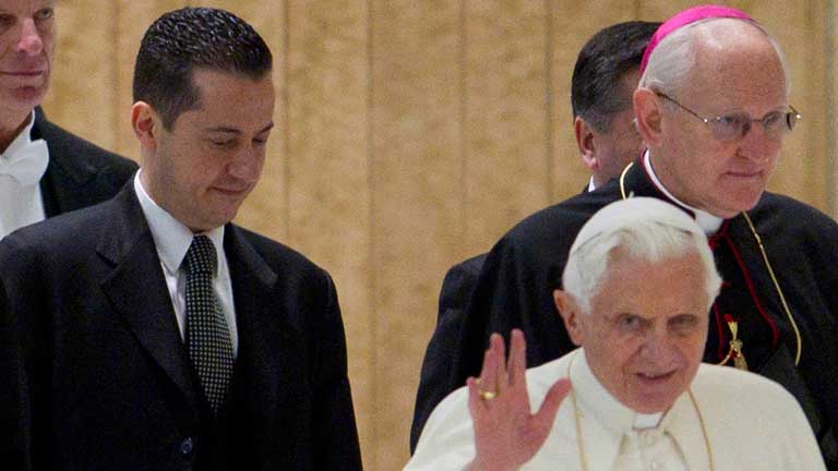 Investigan el entorno del mayordomo del papa