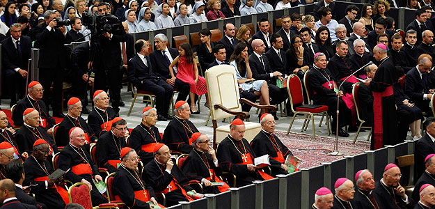 La silla papal vacía durante el Gran Concierto del Año de la Fe