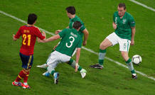 Silva bate a tres jugadores de Irlanda antes de meter el gol
