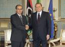 Silvio Berlusconi saluda al alto representante del Consejo Nacional de Transici&oacute;n libio, Mahmud Jibril, antes de su reuni&oacute;n de hoy jueves en Mil&aacute;n