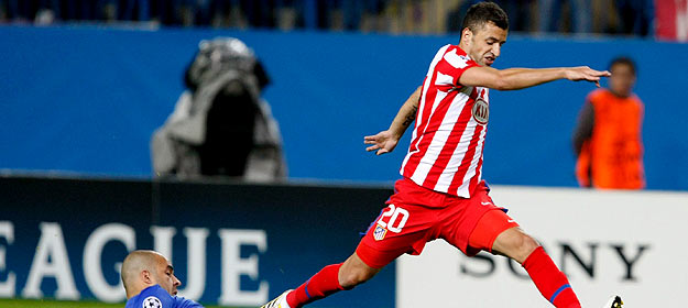 El centrocampista del Atlético de Madrid, Simao arrebata el balón al defensa del Chelsea, Alex. El centrocampista del Atlético de Madrid, Simao arrebata el balón al defensa del Chelsea, Alex.