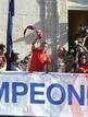 Simeone en el balc&oacute;n de la sede de la Comunidad de Madrid