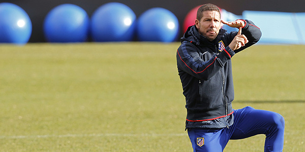 Simeone dirige un entrenamiento en el Vicente Calder&oacute;n.