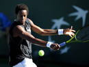 El tenista franc&eacute;s Gael Monfils devuelve la bola al alem&aacute;n Simon Greul.
