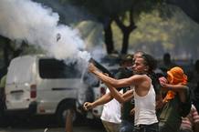 Un simpatizante del Frente Nacional de Liberación lanza un mortero casero contra un hotel durante la protesta en Managua Un simpatizante del Frente Nacional de Liberación lanza un mortero casero contra un hotel durante la protesta en Managua