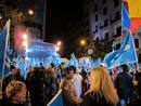 Simpatizantes del PP celebran la victoria del PP en estas elecciones generales.