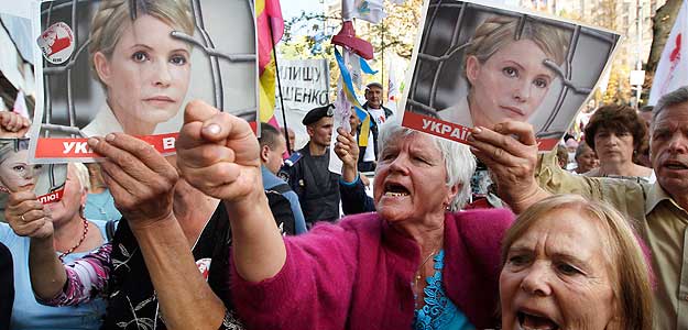 Simpatizantes de la ex primera ministra ucraniana, Yulia Timoshenko, sostienen carteles con su fotografía durante una concentración cerca de los juzgados de Kiev. Simpatizantes de la ex primera ministra ucraniana, Yulia Timoshenko, sostienen carteles con su fotografía durante una concentración cerca de los juzgados de Kiev.