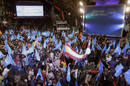 Simpatizantes en las inmediaciones de la sede del PP para celebrar la posible victoria electoral de los populares.