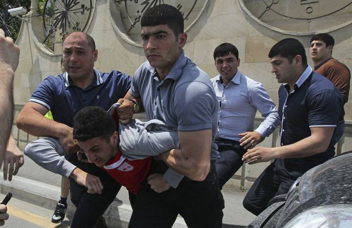 Simpatizantes de la oposición se enfrentan a la Policía en Bakú, Azerbaiyán, el 24 de mayo