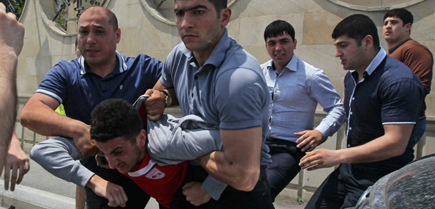 Simpatizantes de la oposición se enfrentan a la Policía en Bakú, Azerbaiyán, el 24 de mayo