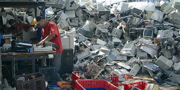 La ONU ha instado en un informe a tomar medidas urgentes para hacer frente a estas montañas de e-basura que hacen peligrar los ecosistemas de los países en desarrollo. La ONU ha instado en un informe a tomar medidas urgentes para hacer frente a estas montañas de e-basura que hacen peligrar los ecosistemas de los países en desarrollo.