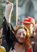 La sindicalista Mar&iacute;a Luisa Helguero, miembro de un piquete informativo y que fue herida esta ma&ntilde;ana por el propietario de un hotel de Torrelavega, participa en la manifestaci&oacute;n que ha recorrido esta tarde las calles de Santander.ANTANDER