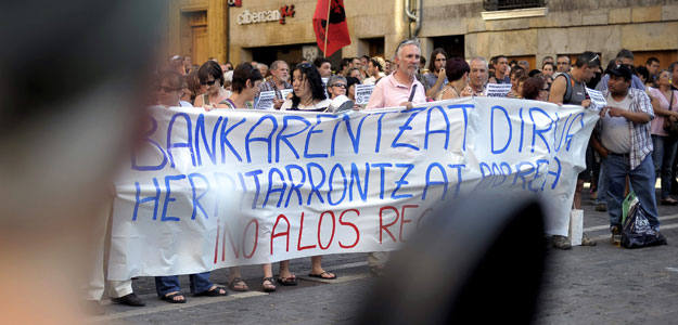 Cacerolada organizada por los sindicatos vascos ELA, LAB y otras 50 organizaciones sociales en Pamplona. Cacerolada organizada por los sindicatos vascos ELA, LAB y otras 50 organizaciones sociales en Pamplona.