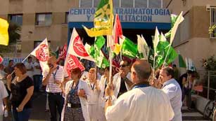 Ver v&iacute;deo  'Los sindicatos se movilizan para protestar en los centros de salud por los recortes en sanidad'