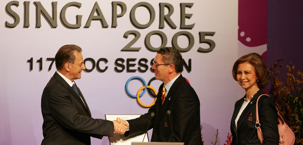 El presidente del COI, Jacques Rogge, saluda al alcalde de Madrid, Alberto Ruiz Gallard&oacute;n, y a la reina Sof&iacute;a hace cuatro a&ntilde;os en Singapur.